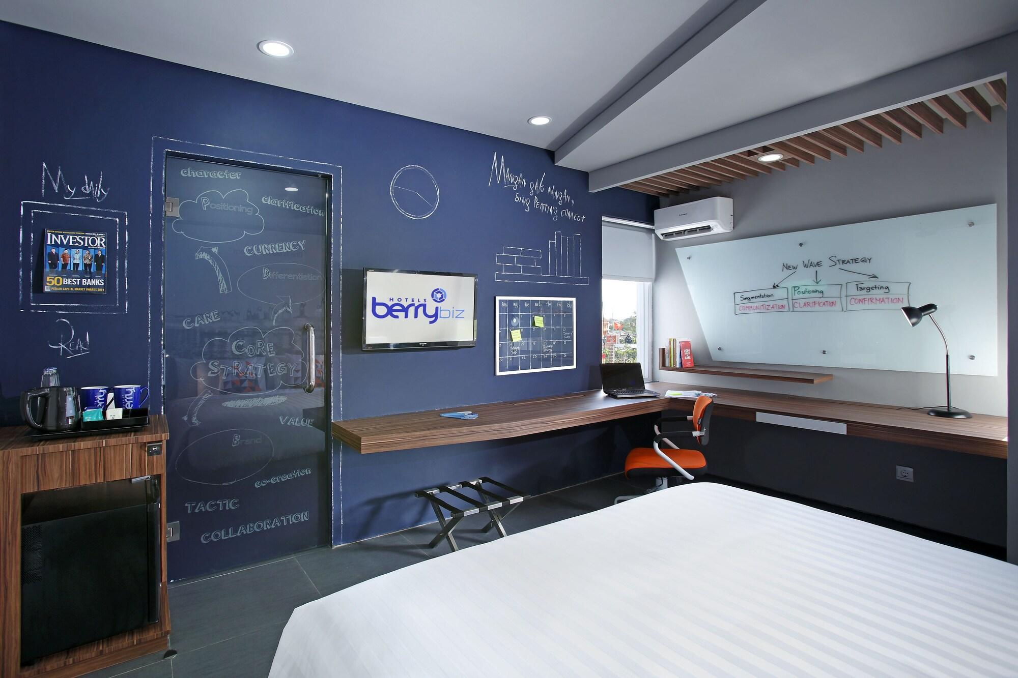Berry Biz Hotel Семиняк Екстериор снимка