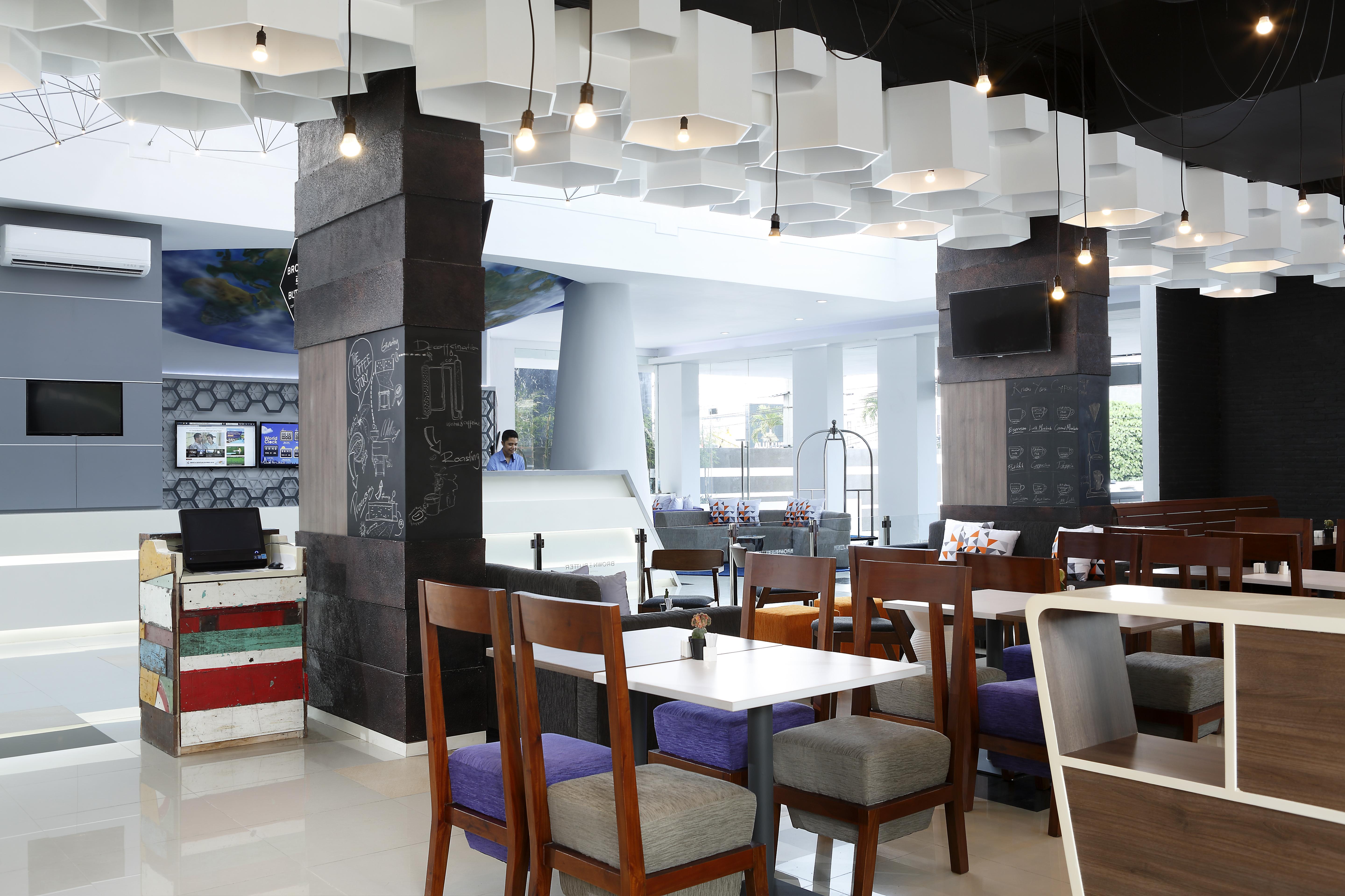 Berry Biz Hotel Семиняк Екстериор снимка