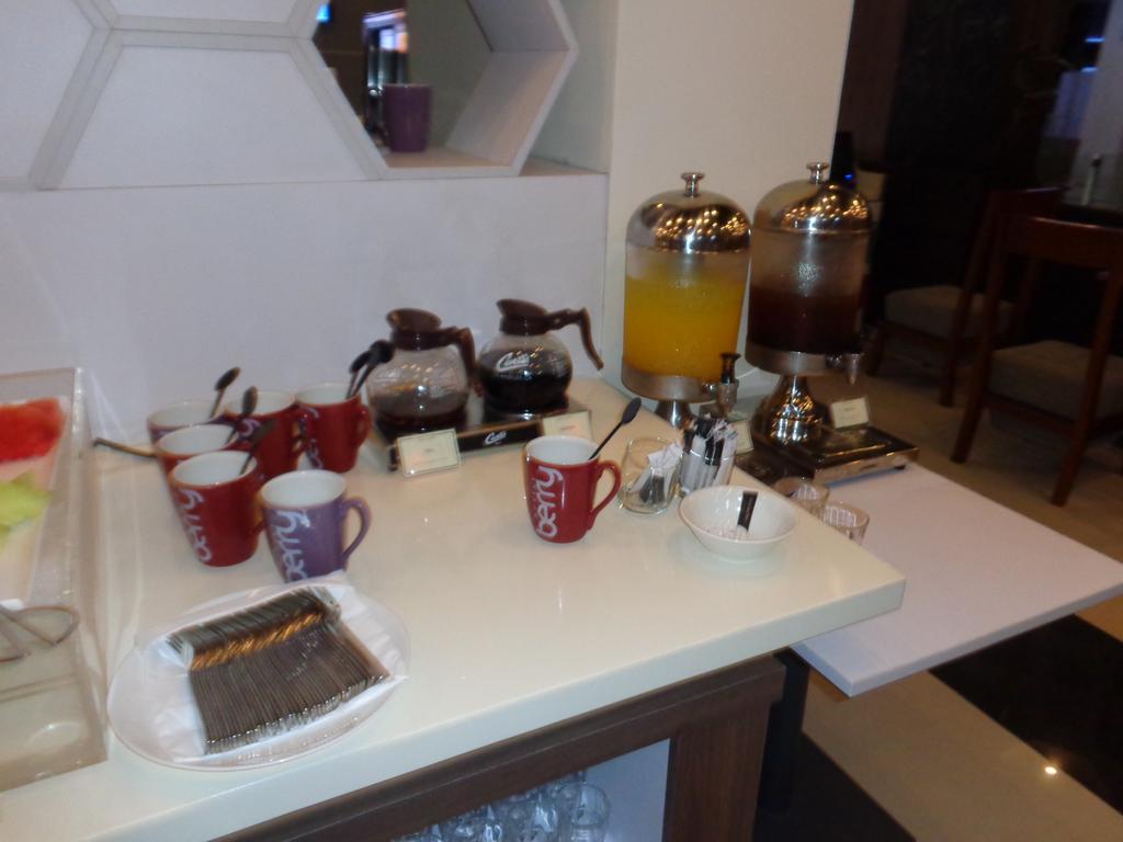 Berry Biz Hotel Семиняк Екстериор снимка